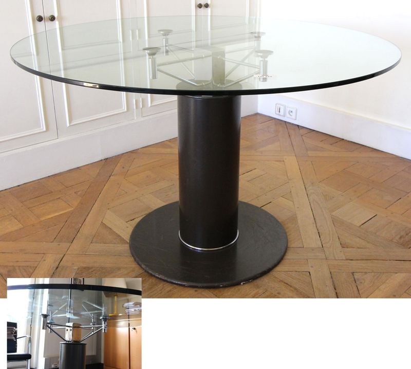 TABLE RONDE DE STYLE INDUSTRIEL PLATEAU EN VERRE ET PIETEMENT TUBULAIRE EN ACIER LAQUE NOIR. 73 X 120 CM. RIE.
