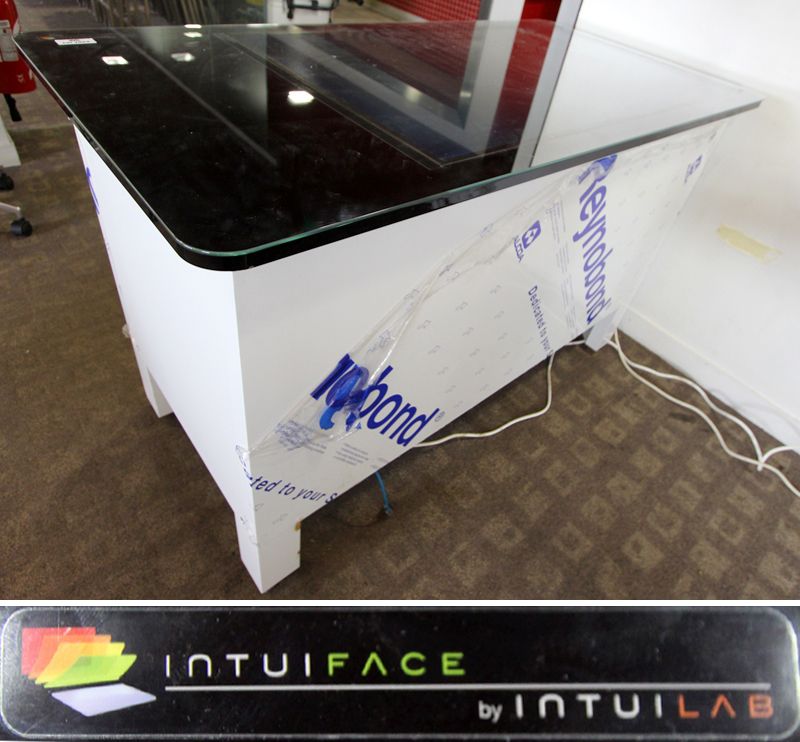 TABLE TACTILE DE MARQUE INTUIFACE BY INTUILAB. 91 X 72 X 144.5 CM.