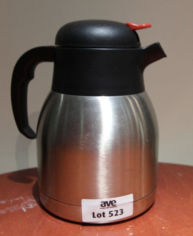 4 UNITES. THERMOS RECIPIENT EN INOX TETE PLASTIQUE NOIRE. CAPACITE DE 1 LITRE. BEC VERSEUR ALLONGE. . CAFETERIA SOUFFLOT.