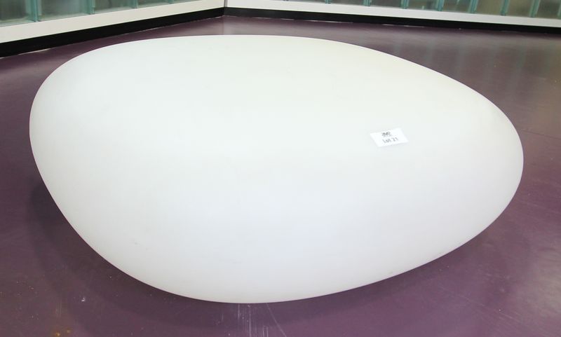 TABLE D'APPOINT EN FORME DE GALET DESIGN MARCEL WANDERS MODELE CHUBBY LAW EDITION SLIDE EN NYLON BLANC. 27 X 81 X 67 CM.