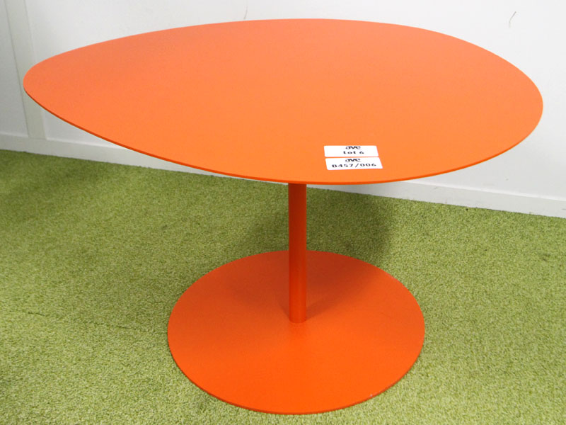 TABLE BASSE ELYPTIQUE EN METAL LAQUE ORANGE. 38 X 67,5 X 57,5 CM.  RDC.