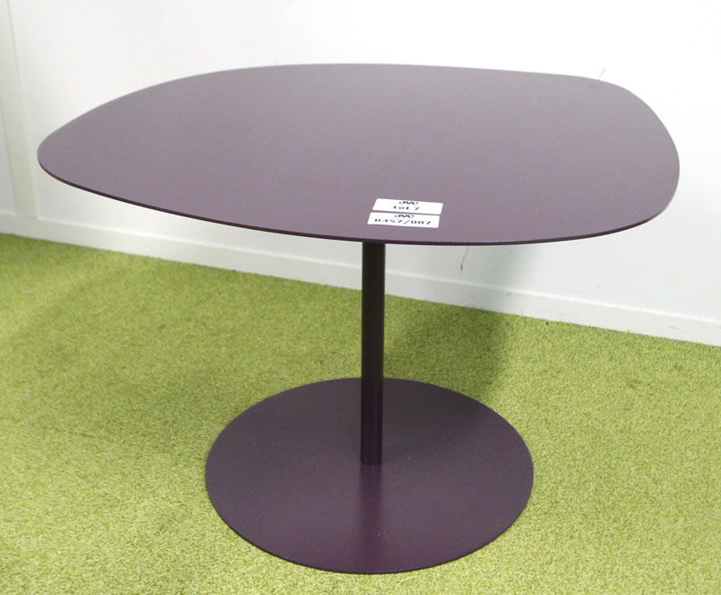 TABLE BASSE ELYPTIQUE EN METAL LAQUE PRUNE. 41 X 67 X 62 CM.  RDC.