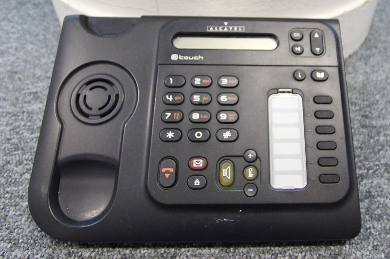 19 TELEPHONES DE MARQUE ALCATEL MODELE 4018 VENDU SANS LEURS COMBINE.