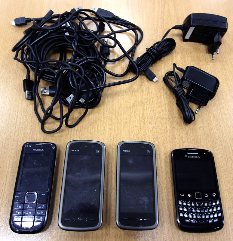 4 TELEPHONES COMPRENANT : 1 BLACKBERRY CURVE MODELE 9380, 1 NOKIA MODELE 3120 ET 2 NOKIA 5228. ON JOINT 8 CABLES MICRO-USB ET 2 CHARGEURS  MICRO-USB.
