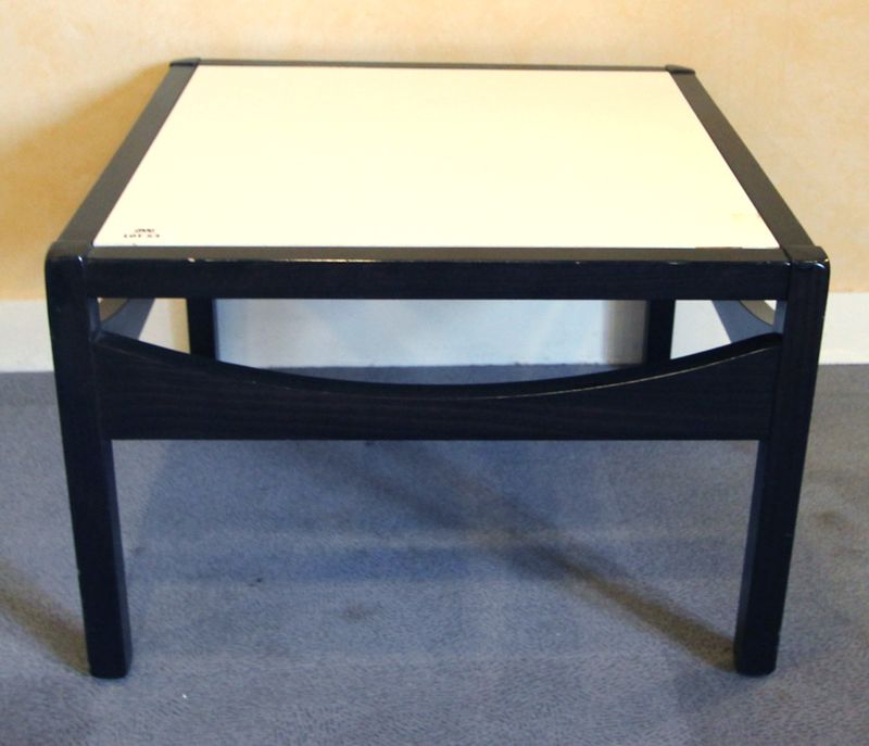 TABLE D'APPOINT PLATEAU EN BOIS STRATIFIE, PIETEMENT EN BOIS LAQUE. 40 X 60 X 60 CM. ENTREE EXPO