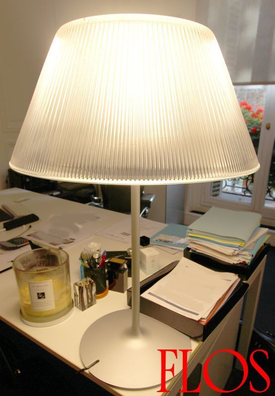 2 UNITES. LAMPE DE TABLE MODELE ROMEO MOON. EDITION FLOS. ABAT JOUR EN VERRE STRIE. REPOSANT SUR PIETEMENT EN METAL BROSSE. 78 X 50 CM   .