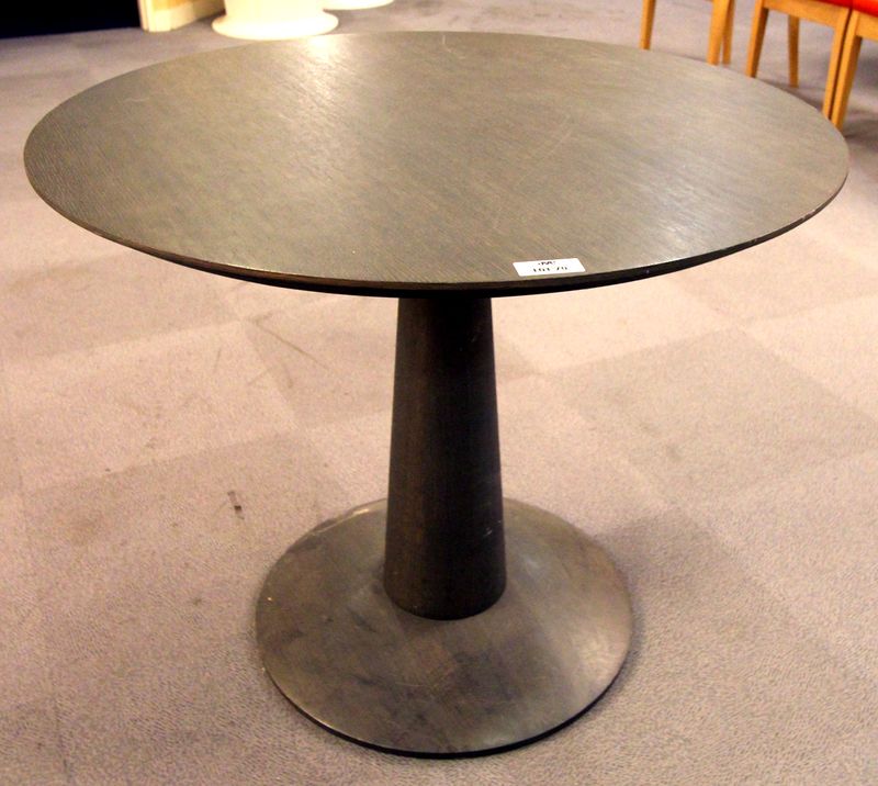 TABLE RONDE EN PLAQUAGE DE BOIS EXOTIQUE DE COULEUR GRIS. 74,5 X 90 CM. ENTREE EXPO