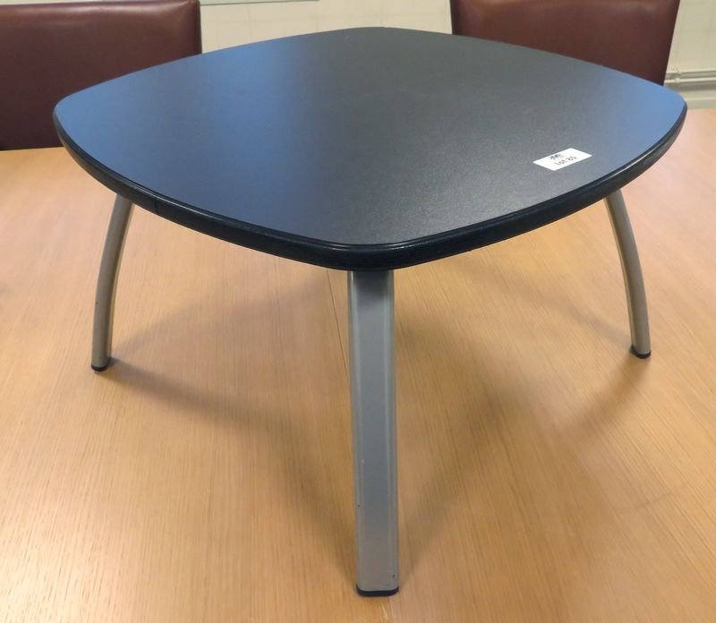 1 UNITE. TABLE BASSE / TABLE D'APPOINT PLATEAU EN EN PLACAGE DE BOIS FONCE ET PIETEMENT METALLIQUE.  36 X 61 X 61 CM. 2603.