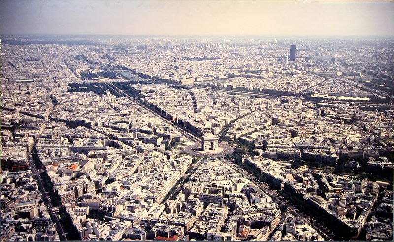 PHOTOGRAPHIE REPRESENTANT UNE VUE AERIENNE DE PARIS CENTREE SUR L'ARC DE TRIOMPHE. ACCIDENT ET SALISSURE. 180 X 120 CM. 2922