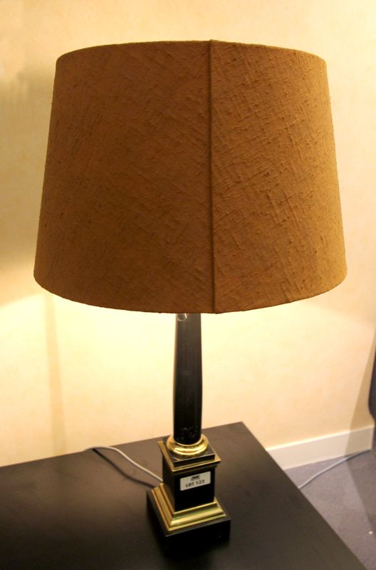 LAMPE DE TABLE DE STYLE EMPIRE ABAT JOUR OCRE EN TISSUS, ET LAMPE FORMEE PAR UNE COLONNADE NOIRE ET DOREE. 79 X 34,5 ENTREE EXPO