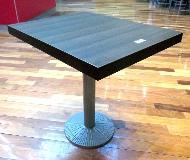 3 UNITES. TABLE RECTANGULAIRE A PLATEAU EN BOIS LAQUE FONCE, PIETEMENT EN METAL ROND. 72 X 74 X 59 CM. RIE