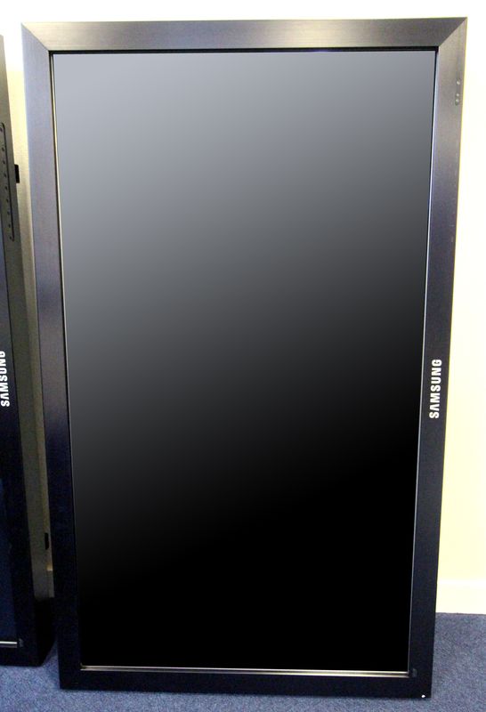 3 UNITES. MONITEUR LCD DE 46 POUCES DE MARQUE SAMSUNG MODELE LH46CRPMBD/EN.  2907