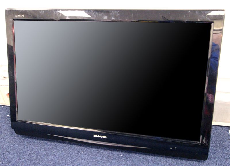 TELEVISION LCD DE 32 POUCES DE MARQUE SHARP MODELE LC-32D44E-BK, VENDUE AVEC SA TELECOMMANDE. 2907