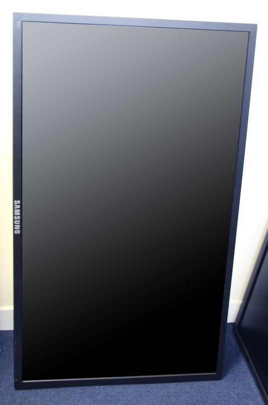 2 UNITES.  MONITEUR LCD DE 46 POUCES DE MARQUE SAMSUNG MODELE LH46BVPLBF/EN.2907