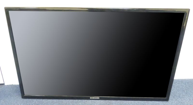 MONITEUR LCD DE 32 POUCES DE MARQUE SAMSUNG MODELE LH32MDBPLGC/EN. VENDU AVEC SON ATTACHE MURALE. 2907.
