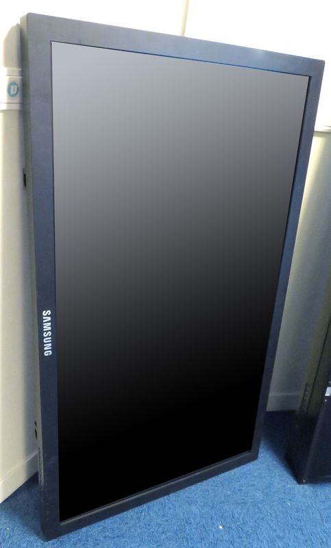 MONITEUR LCD DE 57 POUCES DE MARQUE SAMSUNG MODELE LS57BPHNB. SALLE POLYCOM