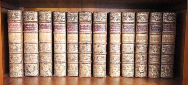HISTOIRE DE L'ACADEMIE ROYALE DES INSCRIPTION ET BELLES LETTRES, VOLUME III A XIV PARIS. IMPRIMERIE ROYALE, 1746. COUVERTURES GARNIES DE CUIR GAUFRE OR. PIQURES ET ALTERATIONS.