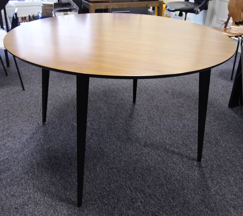 TABLE RONDE A PLATEAU EN BOIS NATUREL, PIETEMENT FUSELE METALLIQUE LAQUE NOIR. RAYURES. 75 X 120CM