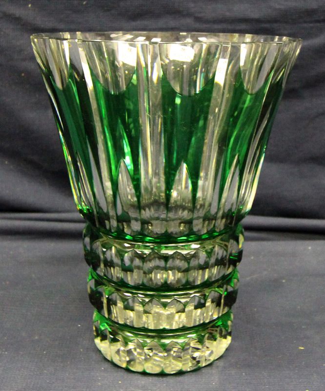 Saint-Louis, Vase corolle en cristal multicouche taillé. Coloris vert. 25 x 20 cm. accidents.