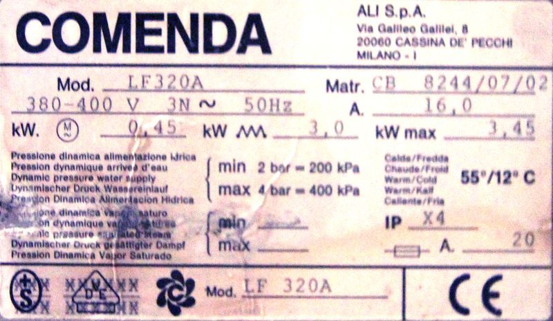 LAVE-VAISSELLE DE MARQUE COMENDA MODELE F320A EN INOX ALIMENTAIRE. 84,5 X 60 X 56 CM. CAFE RDC.