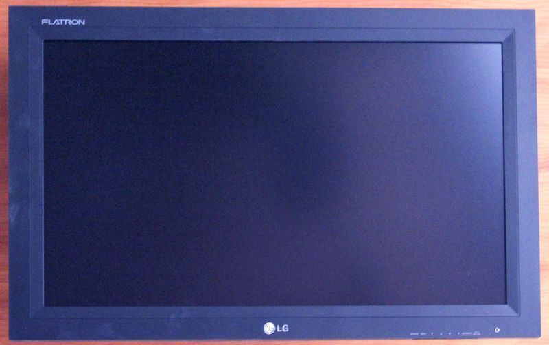 2 UNITES.MONITEUR LCD DE 32 POUCES DE MARQUE LG MODELE FLATRON M3200C VENDU AVEC SON SUPPORT MURAL. 4 EME.