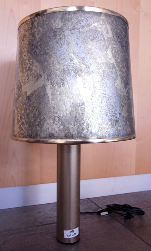 LAMPE DE BUREAU / DE TABLE DOREE, ABAT JOUR A EFFET DE PEINTURE, PIED COLONNE EN ACIER LAQUE DORE. 70 X 41 CM. RDC HALL.