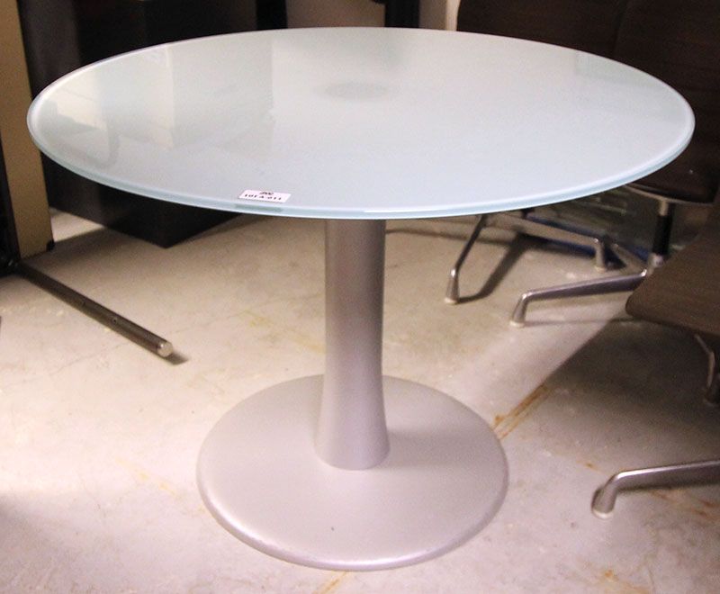 TABLE RONDE, PLATEAU EN VERRE DEPOLI, PIETEMENT EN METAL BROSSE. 72 X 100 CM. LES MIROIRS A S1 08