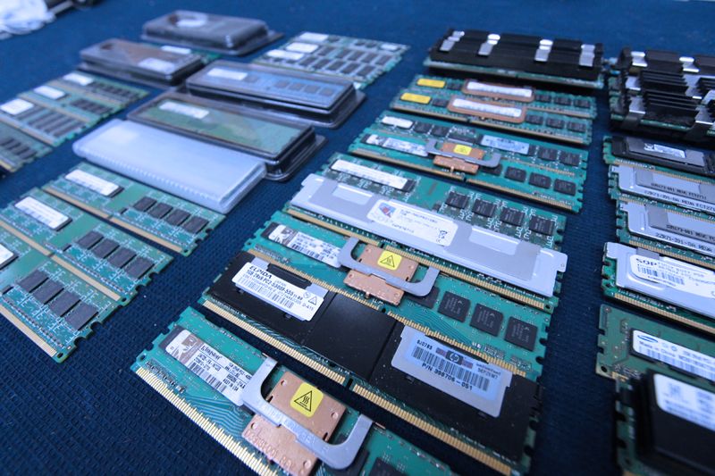 BARRETTES DE RAM DE MAQUES DIVERSES DONT : BUFFALO SAMSUNG SQP NANYA, HYNIC, ELIXIR, NETLIST, ELPIDA, KINGSTON, OWC, SUPERTALENT. 128MB X 1. 256MB X 1. 512MB X 16. 1GB X 13. 2GB X 10.