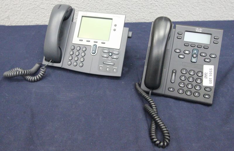 2 TELEPHONES IP DE MARQUE CISCO. 1 MODELE CP-6941. COLORIS NOIR. INTERFACE RJ9, 1 MODELE 7942-G. COLORIS GRIS. ECRAN LCD.