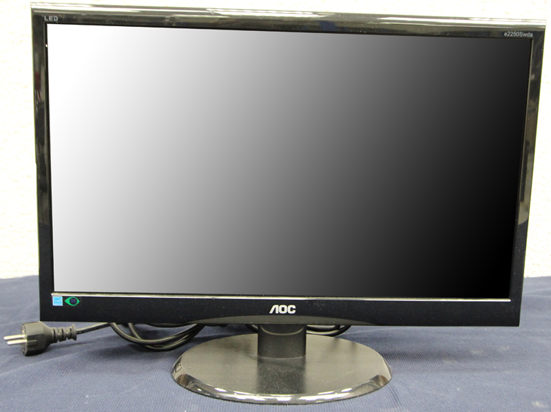 CINQ MONITEURS LCD DE MARQUE AOC MODELE E2250SWDA. VENDUS AVEC LEURS CABLES D'ALIMENTATION. (RUEIL-MALMAISON)