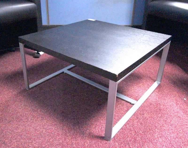 TABLE BASSE PLATEAU CARRE EN BOIS CONTREPLAQUE PEINT EN NOIR ET PIETEMENT EN METAL LAQUE BROSSE. 33 X 60 X 60 CM. (MALAKOFF - B1 316)
