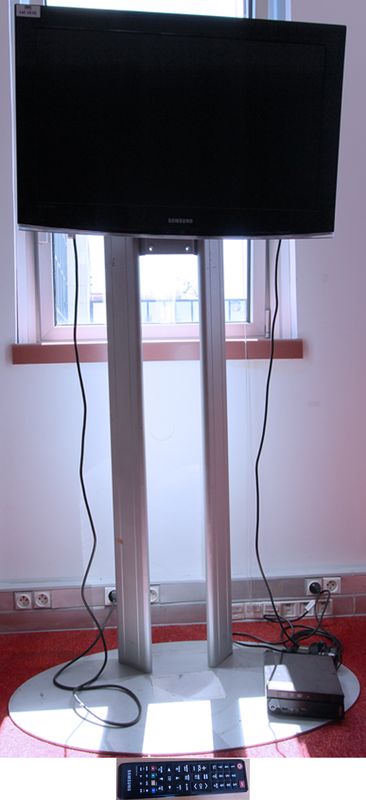 TELEVISEUR A ECRAN LCD DE 32 POUCES DE MARQUE SAMSUNG MODELE LE32A456C2D. (MALAKOFF - 5 EME SALLE DE PAUSE).