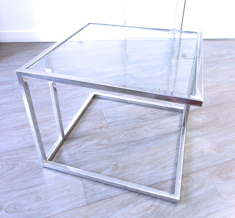 TABLE D'APPOINT, A PLATEAU DE VERRE DE FORME CARRE MONTANTS EN METAL CHROME REPOSANT SUR PIETEMENT CARRE EN METAL. 45 X 55 X 55 CM.  (LOUNGE 3EME ETAGE)