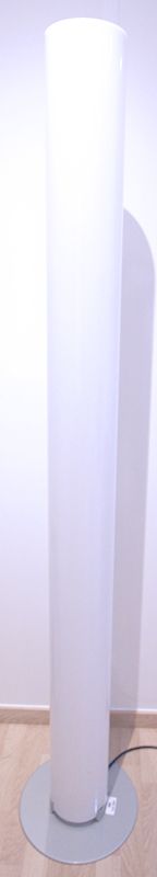 LAMPE DE PARQUET EDITION FLOS MODELE STYLOS DE FORME TUBULAIRE EN PLASTIQUE COLORIS BLANC. 198 X 35 CM. (ACCUEIL E01)