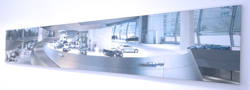 PIECE ENTOILEE REPRESENTANT UNE EXPOSITION DE VOITURES BMW. 500 CM X 80 CM. (RDC NUMBER ONE)