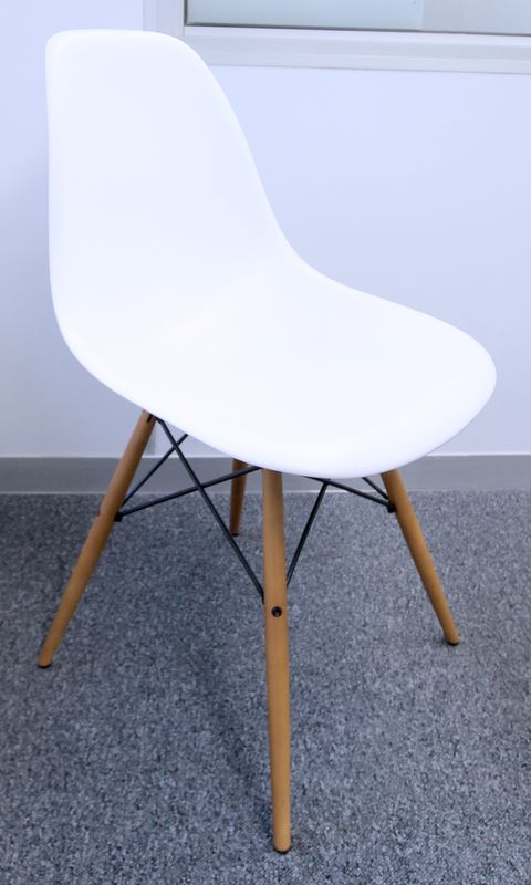 LOT 12 : 4 UNITES .CHAISE DESIGN CHARLES AND RAY EAMES EDITION VITRA MODELE EAMES PLASTIC CHAIR. CHAISE COQUE BLANCHE ET PIETEMENT BOIS. 82 X 50 X 50 CM. . (1ER WAR ROOM EXTENSION)