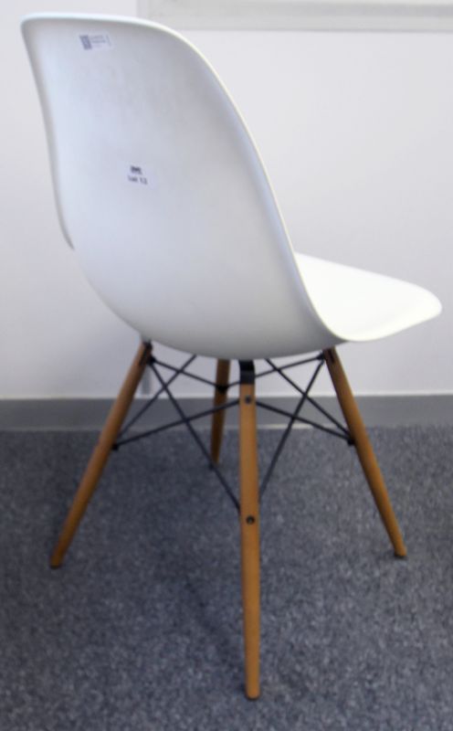 LOT 12 : 1 UNITE .CHAISE DESIGN CHARLES AND RAY EAMES EDITION VITRA MODELE EAMES PLASTIC CHAIR. CHAISE COQUE BLANCHE ET PIETEMENT BOIS. 82 X 50 X 50 CM. . (1ER WAR ROOM EXTENSION)
