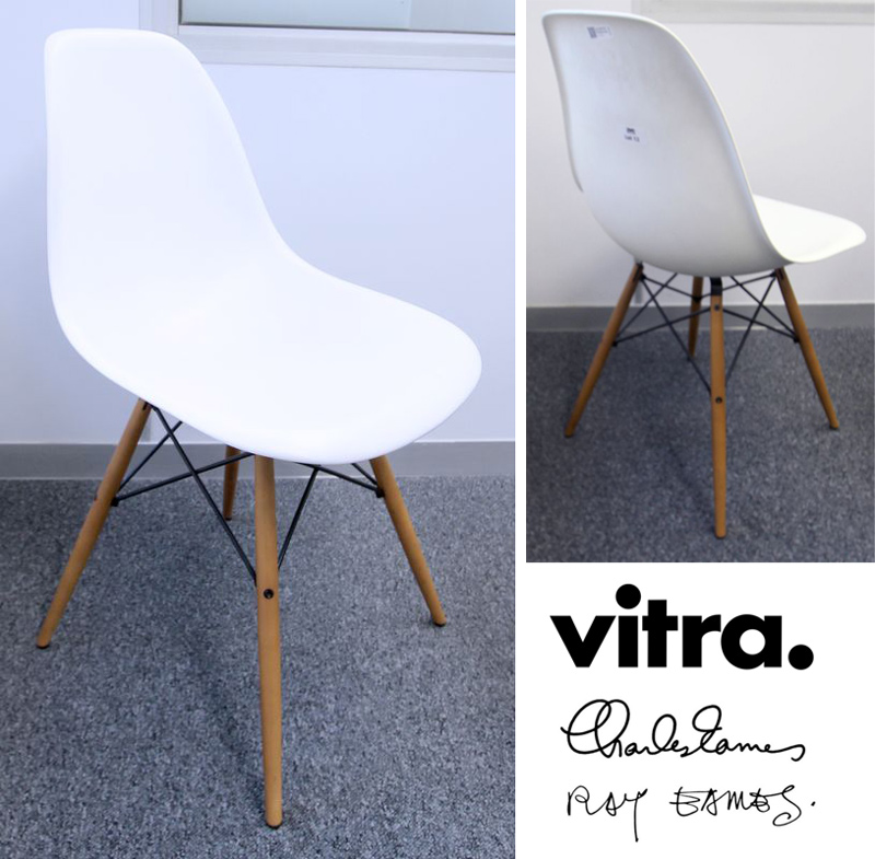LOT 12 : 1 UNITE .CHAISE DESIGN CHARLES AND RAY EAMES EDITION VITRA MODELE EAMES PLASTIC CHAIR. CHAISE COQUE BLANCHE ET PIETEMENT BOIS. 82 X 50 X 50 CM. . (1ER WAR ROOM EXTENSION)