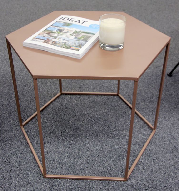 TABLE D'APPOINT A PLATEAU HEXAGONAL EN METAL ROSE. 45 X 52 CM. (1ER EXTENSION)