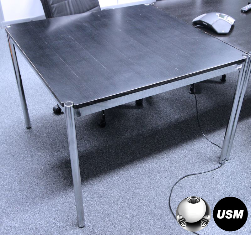 USM HALLER, TABLE OU BUREAU A PLATEAU CARRE COLORIS NOIR, PIETEMENT EN METAL CHROME. 74 X 100 X 100 CM. (1ER WAR ROOM)