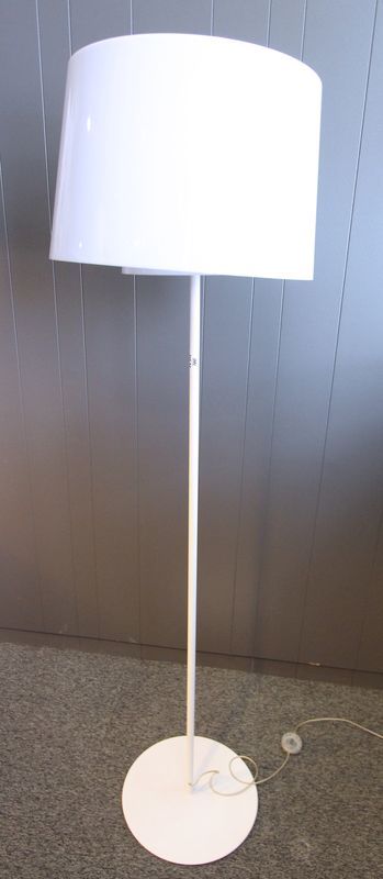 LAMPE DE PARQUET EN PLASTIQUE LAQUE BLANC, PIETEMENT EN METAL LAQUE BLANC REPOSANT SUR BASE RONDE. 180 X 52 CM. (1ER ETAGE BRASSERIE)