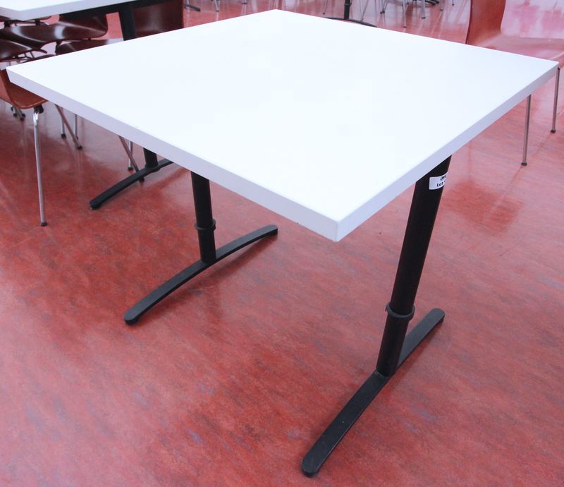 TABLE A PLATEAU RECTANGULAIRE EN PLACAGE DE BOIS LAQUE BLANC, PIETEMENT EN METAL LAQUE NOIR. 75 X 80 X 80 CM. (RDC, REFECTOIRE).