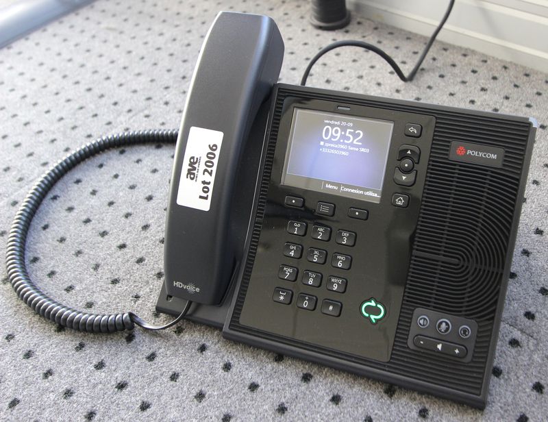 12 TELEPHONES DE MARQUE POLYCOM MODELE CX600 VOIP. R5.3, R5.2, R4.41, R3.1, R1.32, R0.25, R0.SR6, R0.ACCUEIL, R0.39, R0.30, R-1 REPRO,