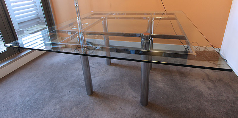 TABLE CARREE, PLATEAU EN VERRE (ECLAT), STRUCTURE EN METAL CHROME, 72 X 136 X 136 CM.  BAIF 02.BU.17