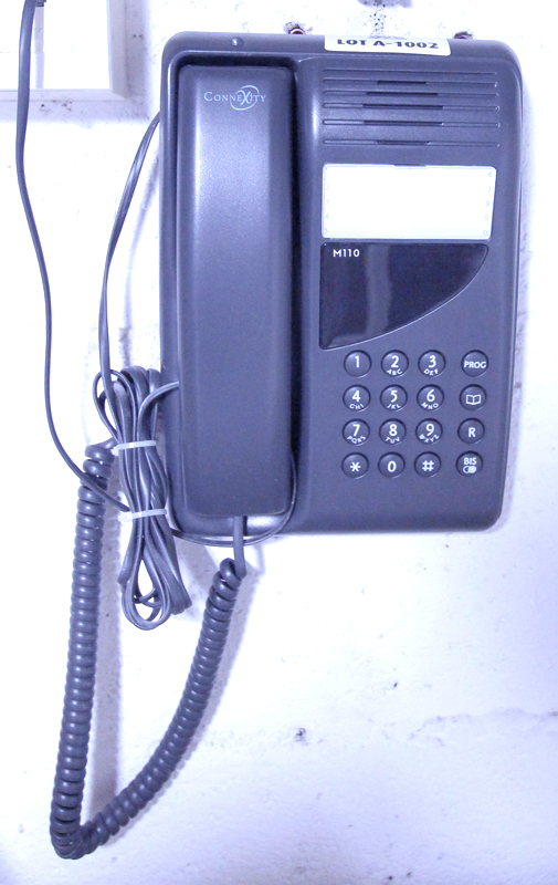 TELEPHONE DE MARQUE CONNEXITY MODELE M110 COULEUR URBAN GREY. QUANTITE 2. VENDU A L'UNITE AVEC FACULTE DE REUNION. LES MIROIRS. AS201 - A S1 02