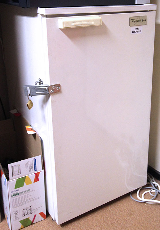 refrigerateur-de-marque-whirpool-avec-son-compartiment-congelateur