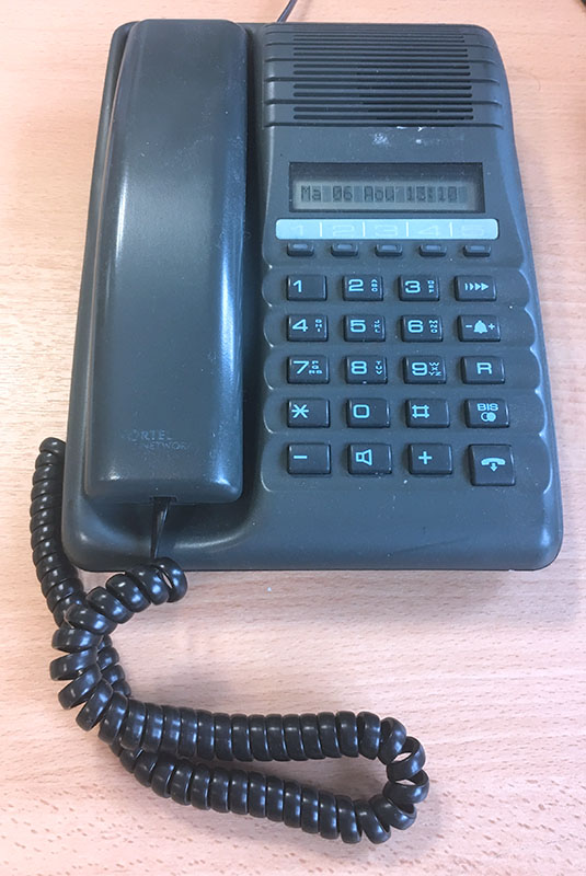 12 TELEPHONE DE MARQUE MATRA MODELE MC405E BLANC. HUGO 14 - 18 - 1 - 3 - 12 - 13.