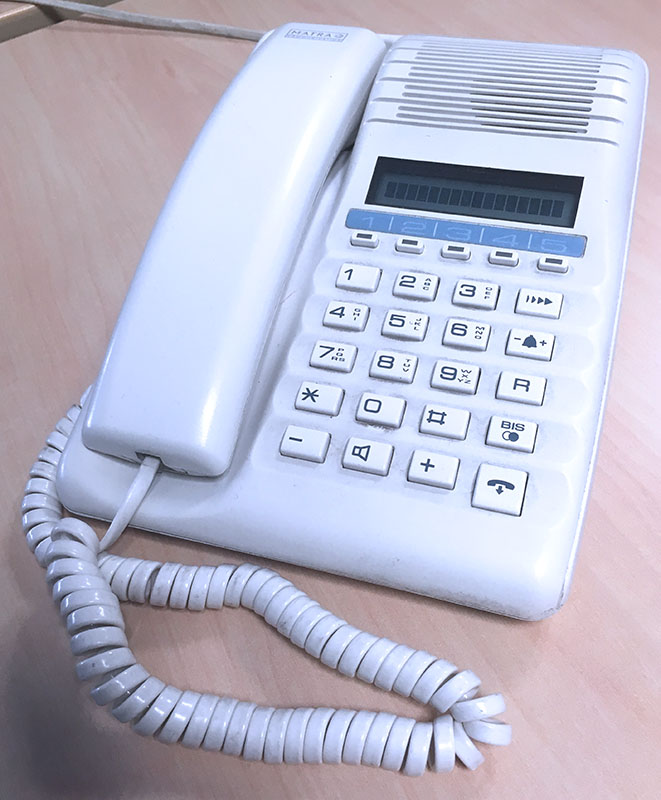 12 TELEPHONE DE MARQUE MATRA MODELE MC405E BLANC. HUGO 14 - 18 - 1 - 3 - 12 - 13.
