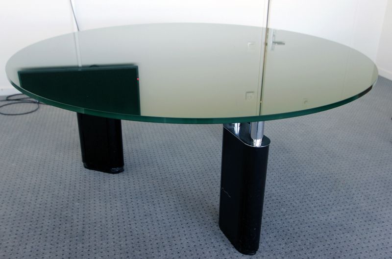 TABLE RONDE, PLATEAU EN VERRE VERT (EPAISSSEUR 2CM), REPOSE SUR PIEDS EN METAL CHROME ET  NOIR. 71 X 160 CM . R4.1