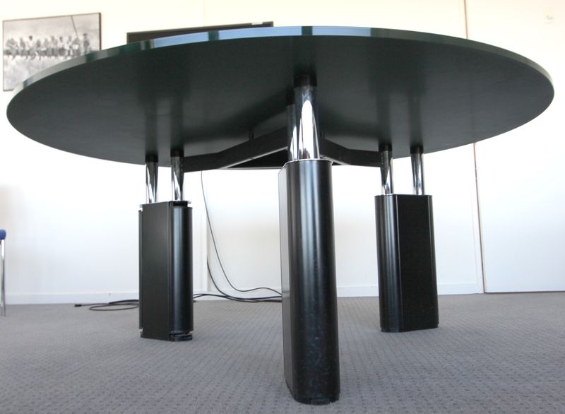 TABLE RONDE, PLATEAU EN VERRE VERT (EPAISSSEUR 2CM), REPOSE SUR PIEDS EN METAL CHROME ET  NOIR. 71 X 160 CM . R4.1